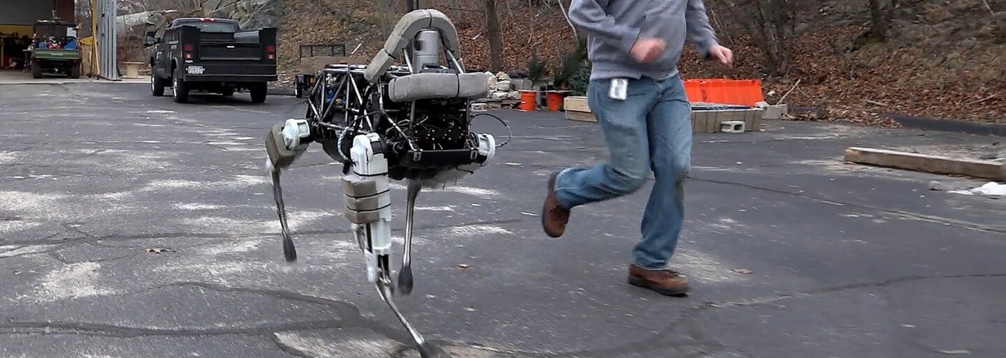 Vojáci otestovali robotického psa od Googlu v simulovaném boji. Podařilo se mu obstát?