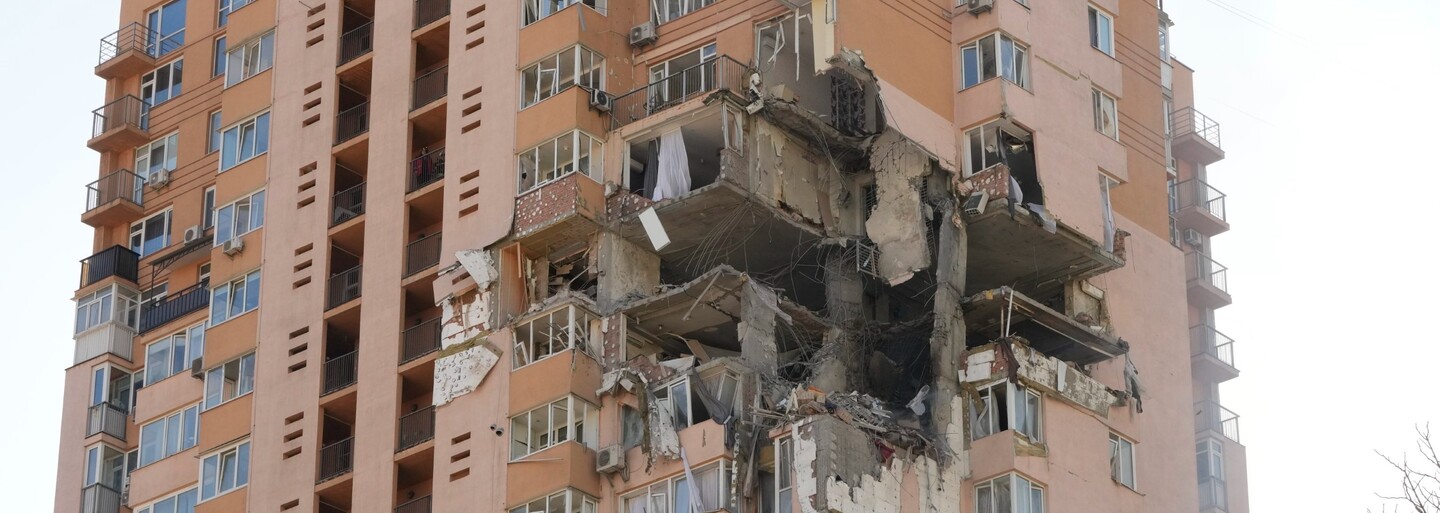 Válka na Ukrajině: Ruská raketa zasáhla bytový dům u kyjevského letiště. Putin přitom tvrdil, že civilistům nic nehrozí