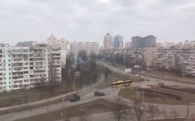 Vojna na Ukrajine: ruské tanky už vstúpili do Kyjeva. Za posledných 24 hodín zasiahla ruská armáda desiatky civilných objektov