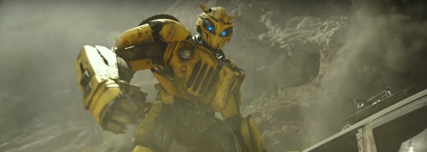 Vojnou poznačený Bumblebee sa prebúdza v prvej ukážke z vlastného Transformers filmu. Problémy si ho nájdu aj v rokoch osemdesiatych