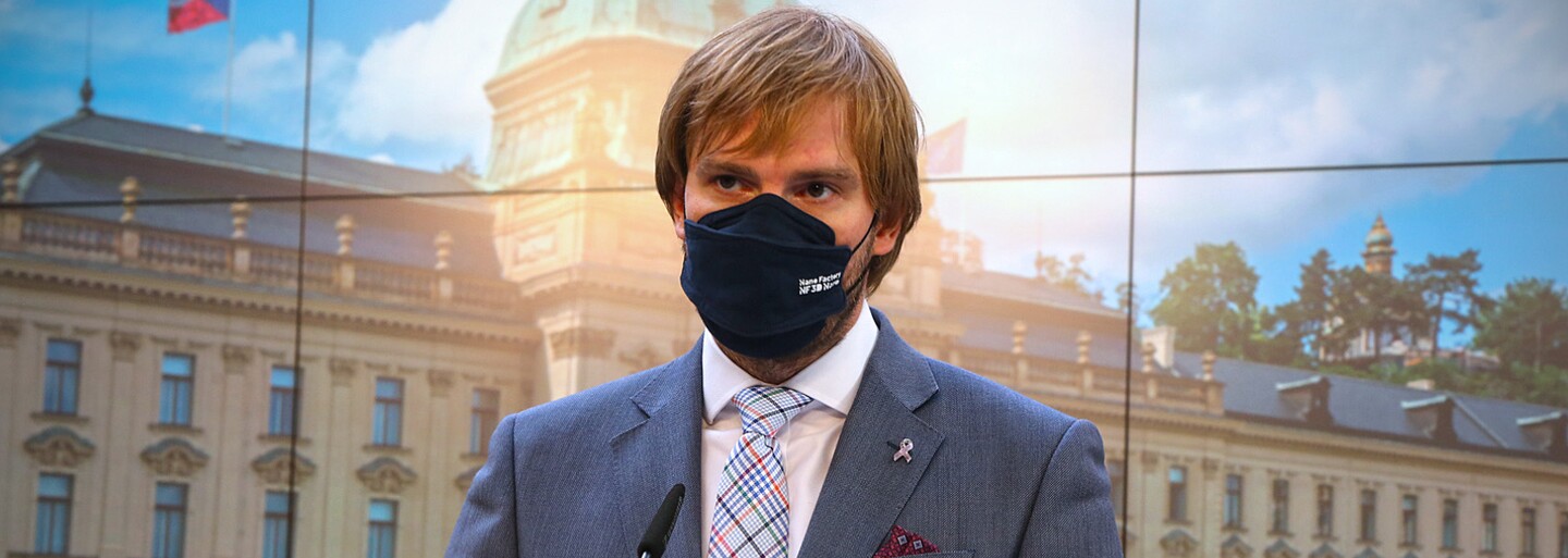 Vojtěch chce zpřísnit opatření: Personál restaurací by měl kontrolovat testy či očkování a v práci bychom měli nosit respirátory