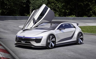 Volkswagen láká na další exkluzivní Golf. Hybridní GTE Sport má až 400 koní a vyklápěcí dveře Volkswagen láká na další exkluzivní Golf. Hybridní GTE Sport má až 400 koní a vyklápěcí dveře