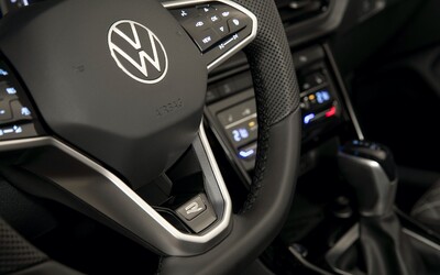 Volkswagen v dôsledku čipovej krízy predal o dva milióny menej áut. Ruská invázia problémy automobiliek len zhoršila