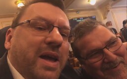 Volný a Bojko opět přišli do Sněmovny bez ochrany úst a nosu. Zasahovala ochranka