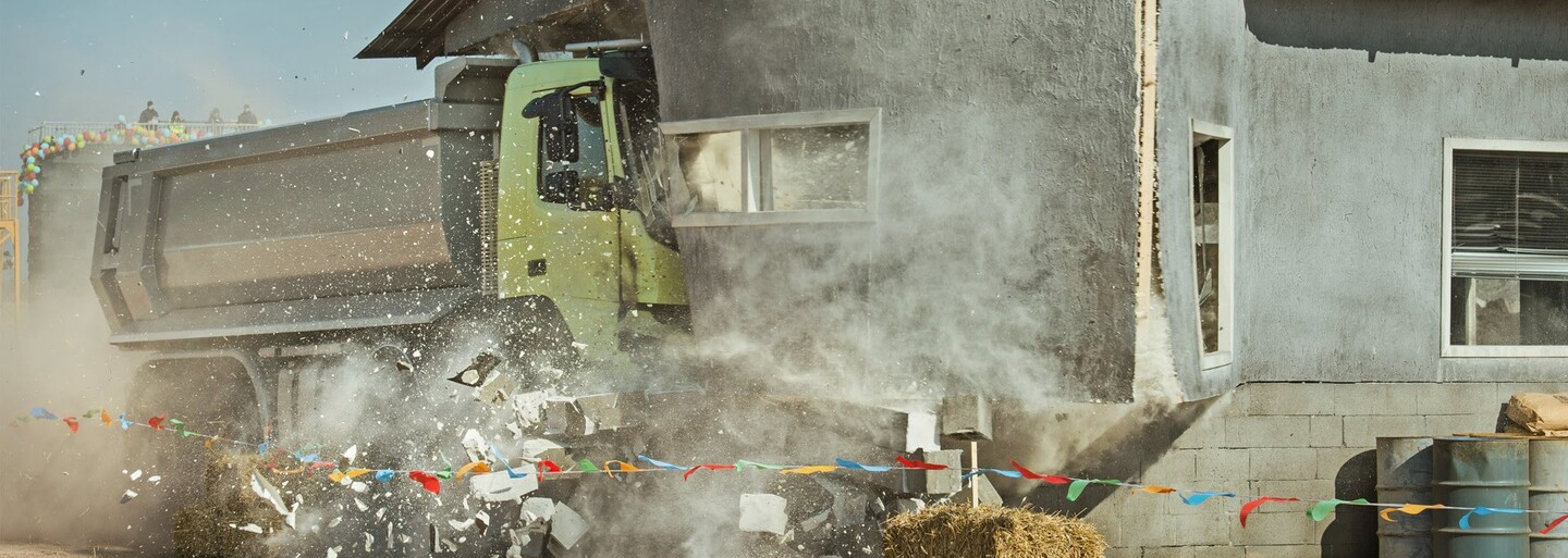 Volvo opäť boduje videom, tentokrát nechalo rozbiť 18-tonový truck 4-ročným dievčatkom