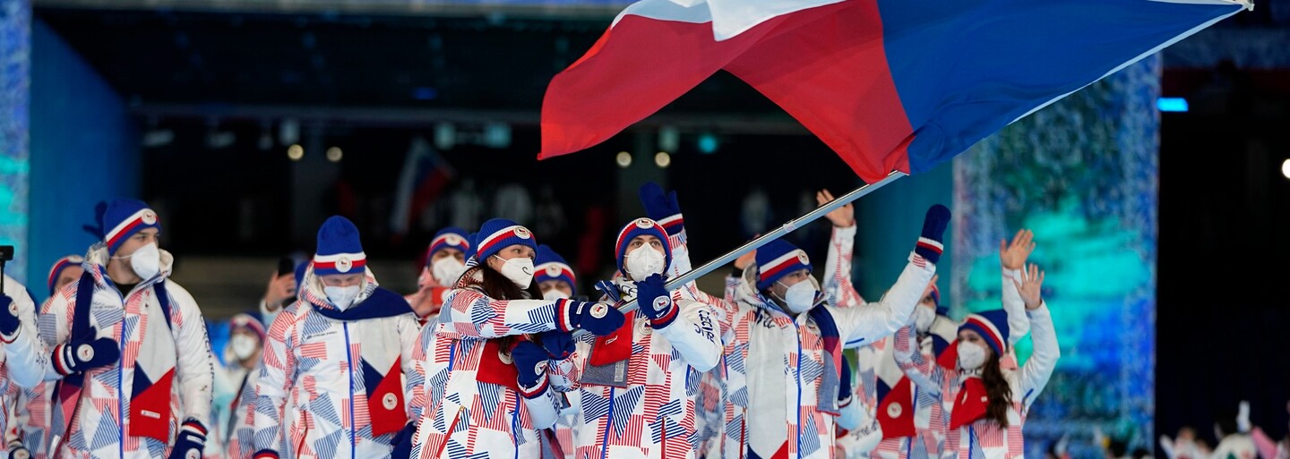 Vousaté respirátory à la Samková a Hrubec před televizí. Takto vypadalo české vystoupení na zahájení olympijských her