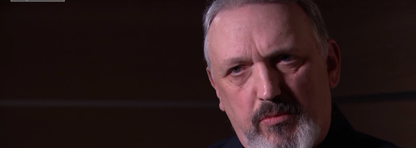 Vlivný představitel neonacistické scény přiznal, že je gay a má židovské předky. Teď se chce extremistům pomstít