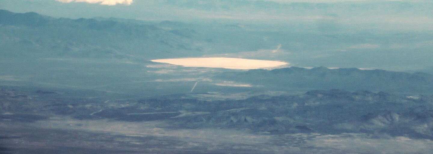 Vraj sú tam mimozemšťania aj elitné lietadlá. Ľudia chcú vtrhnúť do Area 51, najtajomnejšej americkej základne