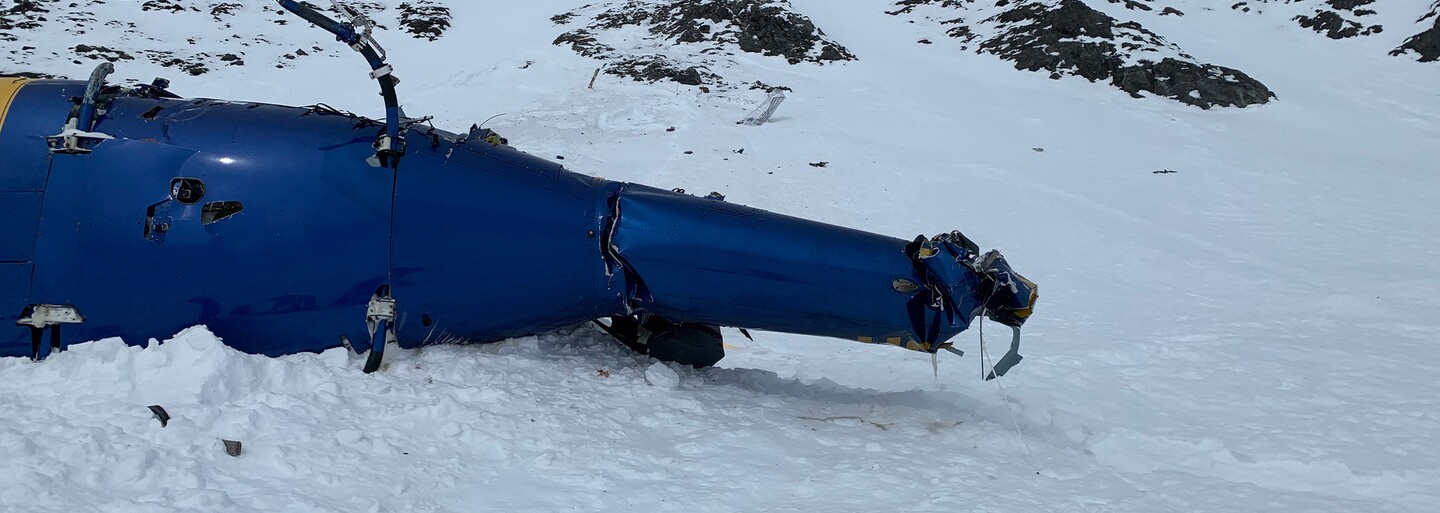 Vrak helikoptéry, v níž zemřel Kellner a další 4 lidé, už vyzvedly úřady. Na místo míří vyšetřovatelé