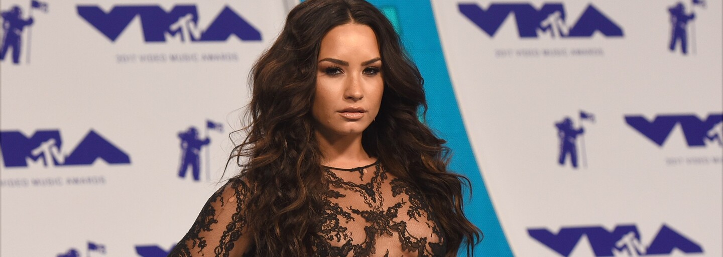 Vrazila do tváre tanečníčke a každý deň šnupala kokaín. 10 zaujímavostí o Demi Lovato