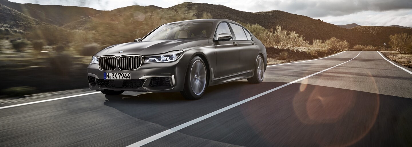 Vrcholná limuzína od BMW oficiálne odhalená. M760Li má V12-ku z Rolls-Roycu a 600 koní!