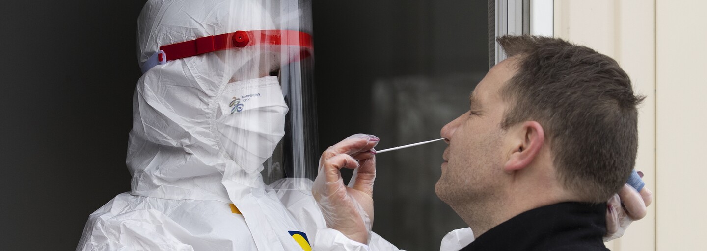 Všetci zamestnanci v Česku sa budú musieť testovať dvakrát týždenne antigénnymi samotestami