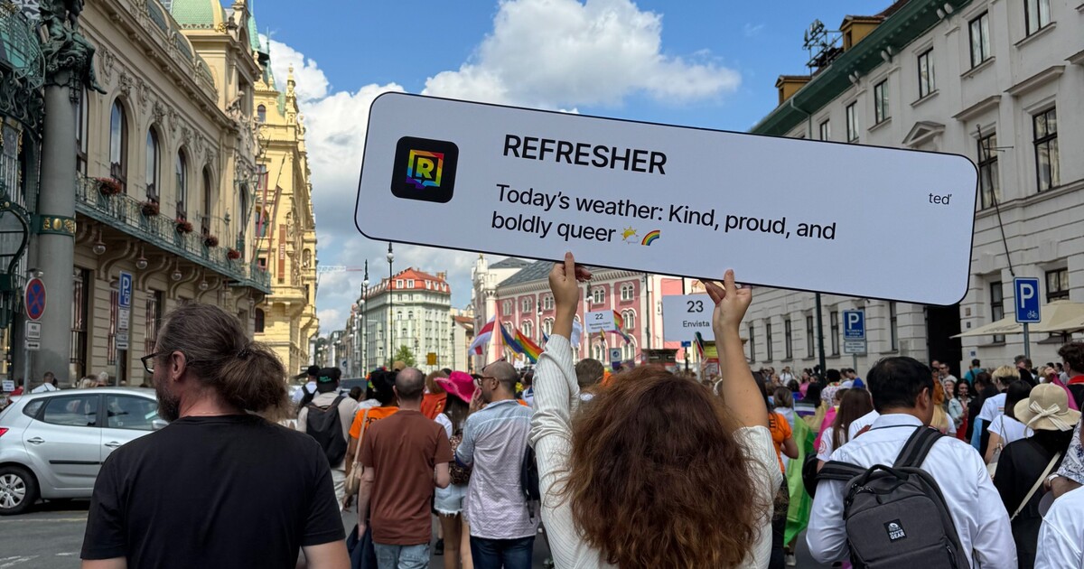 Prahou prošel duhový průvod a my u toho nechyběli. Jak vypadaly letošní oslavy?