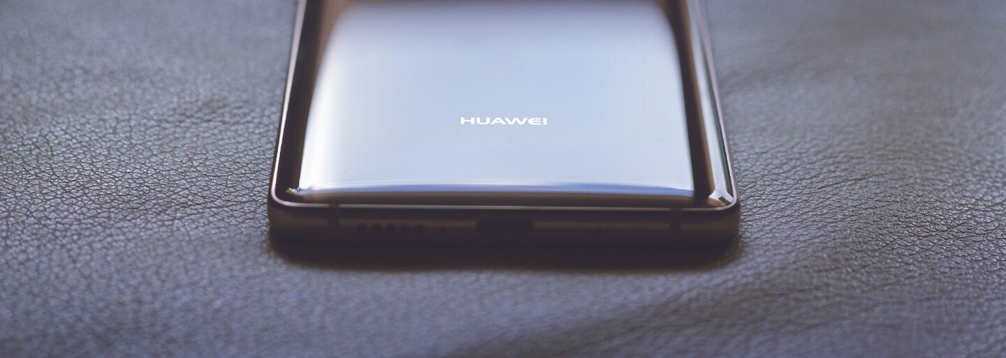 Výbavou se rovná iPhonu X, ale má Android. High-end smartphone Huawei Mate 10 Pro posouvá hranice (Recenze)