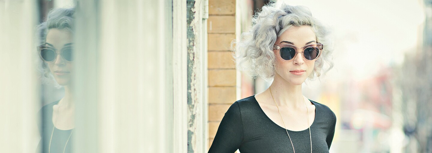 Výborná gitaristka St. Vincent odhaľuje novú pesničku Bad Believer