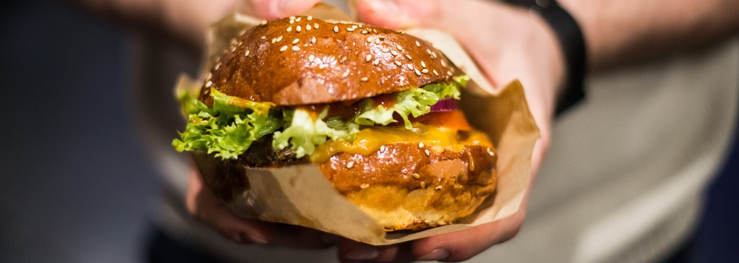 Výborný burger a nádherné priestory. V Prahe otvorila obľúbená bratislavská prevádzka už svoju druhú pobočku