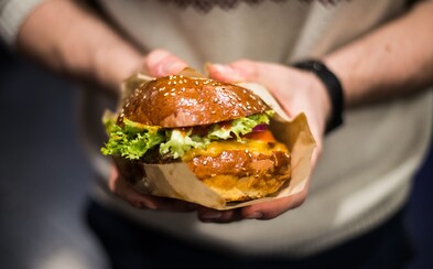 Výborný burger a nádherné priestory. V Prahe otvorila obľúbená bratislavská prevádzka už svoju druhú pobočku Výborný burger a nádherné priestory. V Prahe otvorila obľúbená bratislavská prevádzka už svoju druhú pobočku
