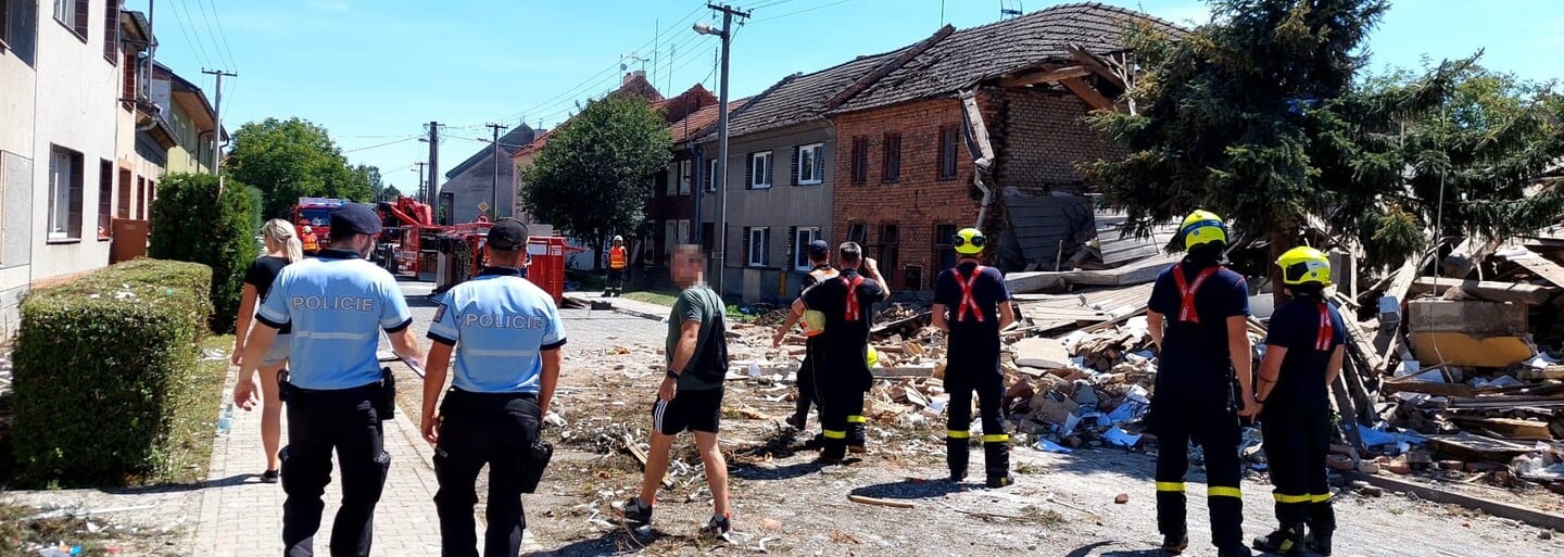 Výbuch v Olšanech si vyžádal oběť na životě. Hasiči našli tělo muže pod sutinami