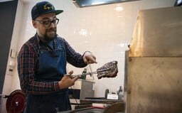 Vybudoval sieť úspešných burgrární, len aby sa jej zbavil a otvoril si malé mäsiarstvo. V ňom ti ugriluje steak (Rozhovor)