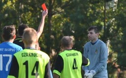 Slovák zbil rozhodčího za to, že dostal červenou. Na vesnickém fotbale nechyběly údery do hlavy či plivance