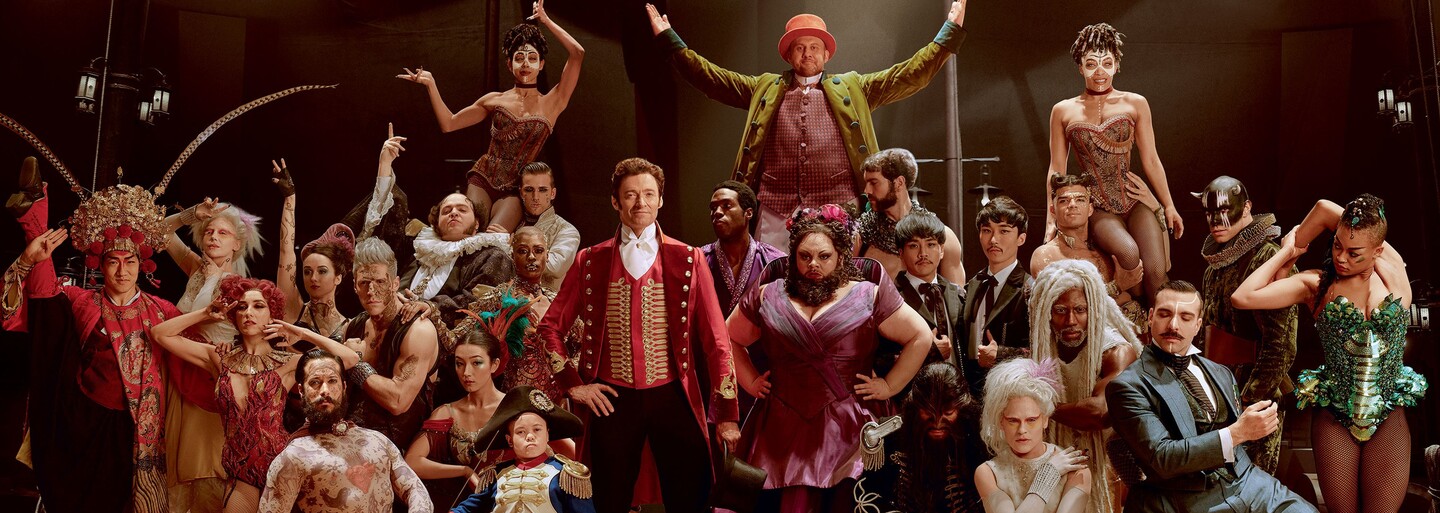 Vychutnajte si energické živé prevedenie piesne z očakávaného muzikálu The Greatest Showman v podaní Hugha Jackmana, Zaca Efrona a Zendaye