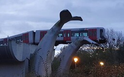 Vykolejené metro v Rotterdamu zachránil velrybí ocas. Udržel jej 10 metrů nad zemí