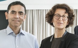 Vynalezli vakcínu, ale očkovaní stále nejsou. Šéf BioNTechu tvrdí, že by ji chtěl co nejdříve, ale musí se držet pořadníku