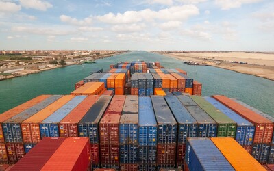 Vyproštění lodi uvízlé v Suezském průplavu může trvat přes týden 