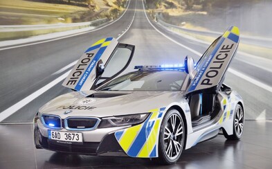 Vypůjčené luxusní BMW se policistům podařilo nabourat. Řidič vozidla za 4 miliony měl srdeční příhodu Vypůjčené luxusní BMW se policistům podařilo nabourat. Řidič vozidla za 4 miliony měl srdeční příhodu
