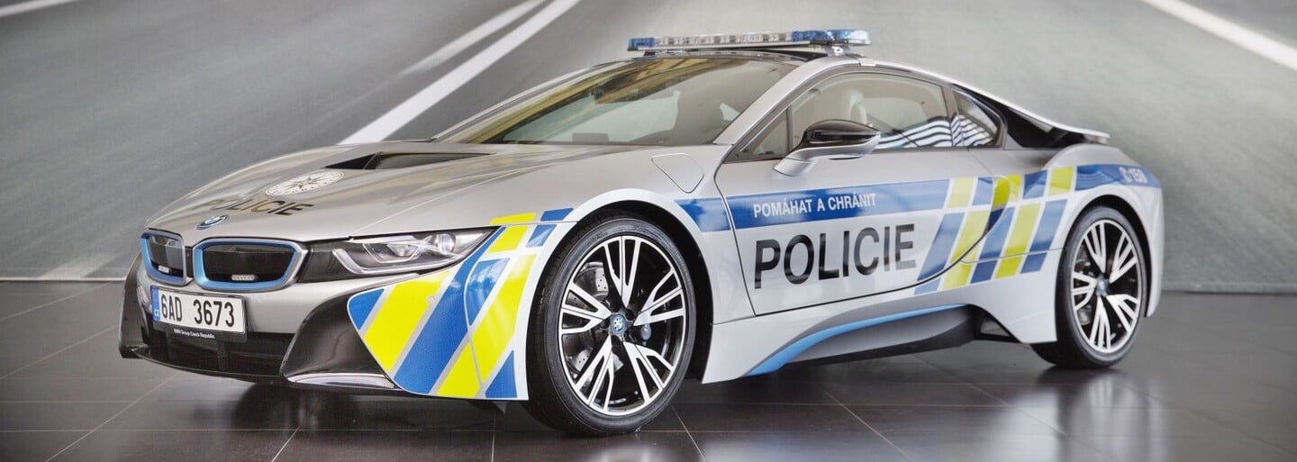 Vypůjčené luxusní BMW se policistům podařilo nabourat. Řidič vozidla za 4 miliony měl srdeční příhodu