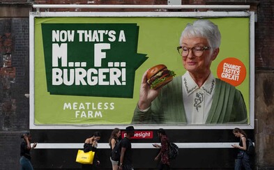 Výrobce veganských burgerů provokuje masožravce zdánlivě vulgární reklamou. Kampaň stála přes 40 milionů korun Výrobce veganských burgerů provokuje masožravce zdánlivě vulgární reklamou. Kampaň stála přes 40 milionů korun