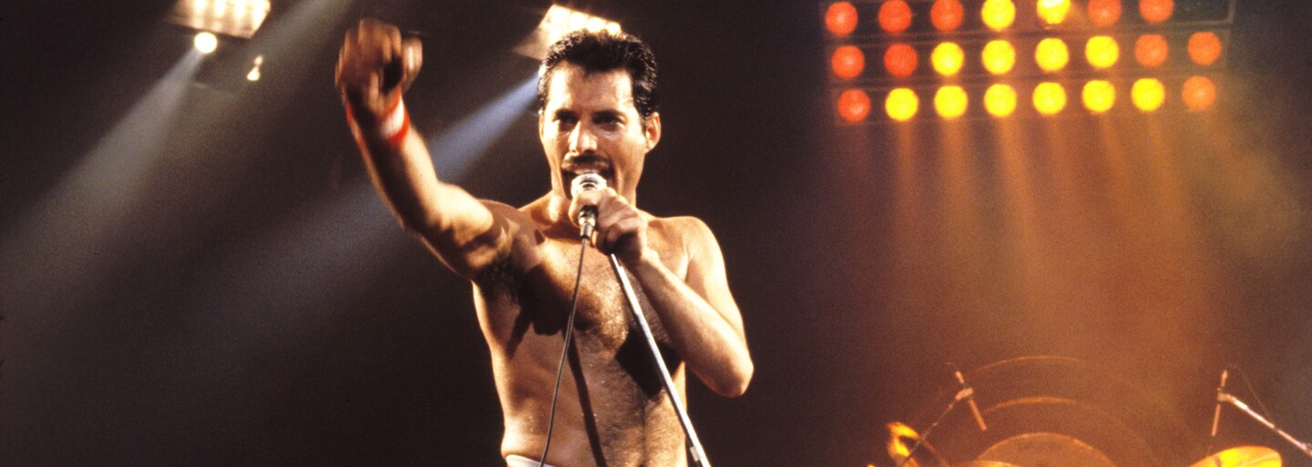 Výročí smrti zpěváka Queen Freddieho Mercuryho. Bariéry bourající styl jeho oblékání ovlivnily i dnešní rapovou scénu