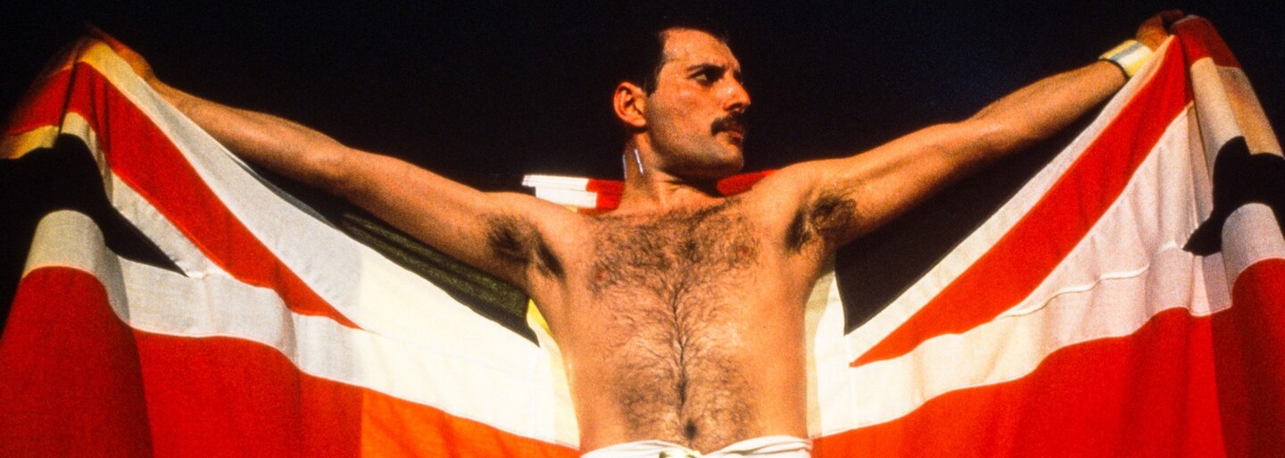 Výročie smrti speváka Queen Freddieho Mercuryho. Bariéry búrajúci štýl jeho obliekania ovplyvnil aj dnešnú rapovú scénu