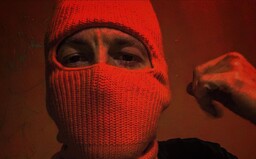 Vyrost jsem v trapu, kolem mě drogy, vzpomíná Hugo Toxxx. S chicagským Z Moneyem posílají nový videoklip