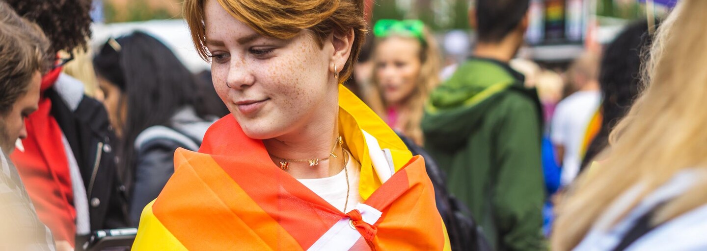 Přes 50 % transgender a nebinárních lidí v USA loni vážně uvažovalo o sebevraždě. Pomoci mohou nejbližší