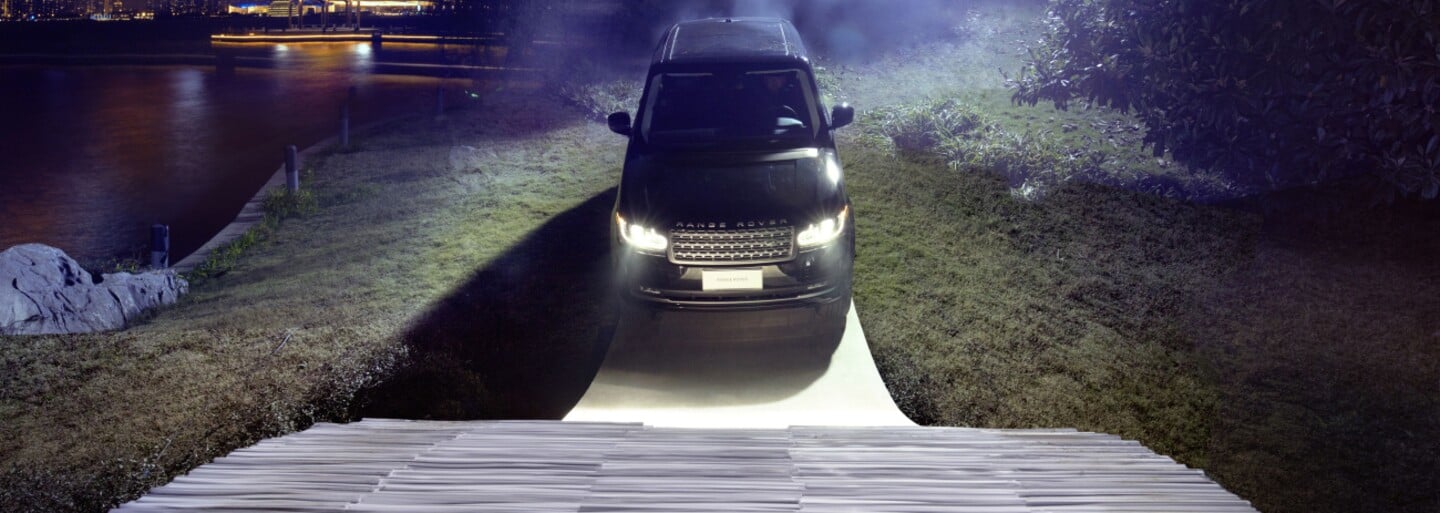 Vyše dvojtonový Range Rover sa na oslavu 45. výročia prešiel po čínskom moste zhotovenom iba z papiera