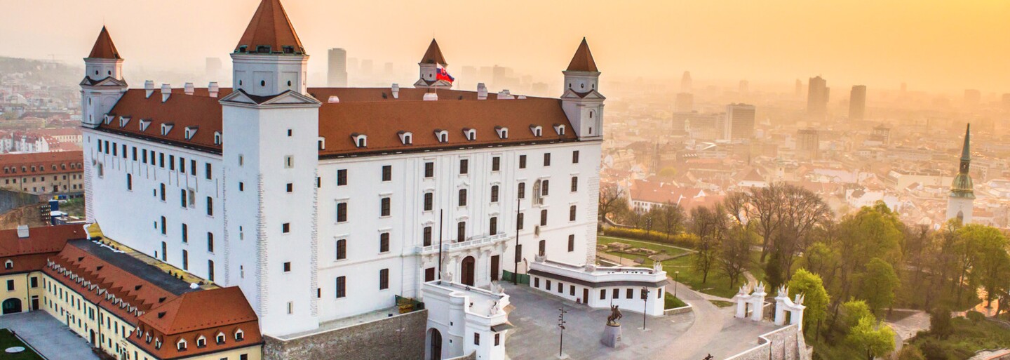 Vyše polovica Slovákov by neakceptovala moslimov ako členov rodiny a 42 % odmieta svadby gayov