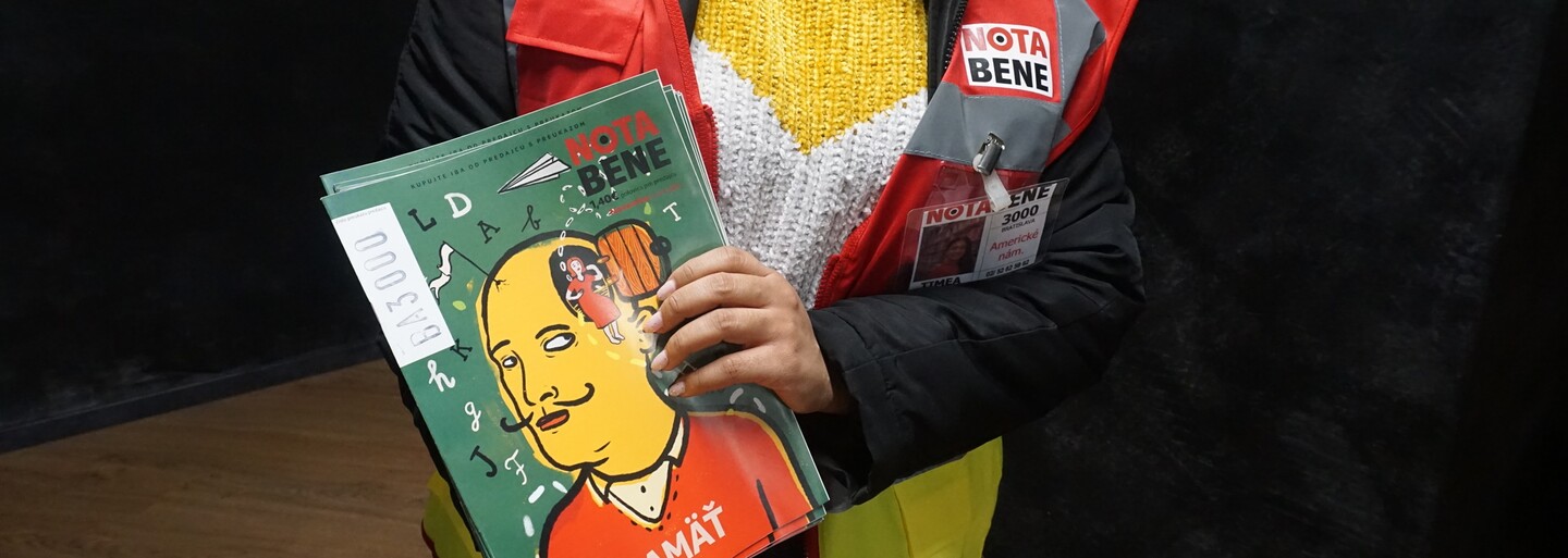 Vyskúšala som si predaj NotaBene na Americkom námestí: Polovica ľudí ma obišla, niektorí sa pristavili na kus slova