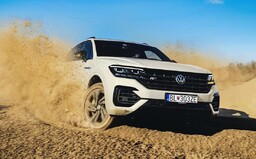 Vyskúšali sme 422-koňový Touareg V8 a nestačili sme sa čudovať. Toto je terénne monštrum!