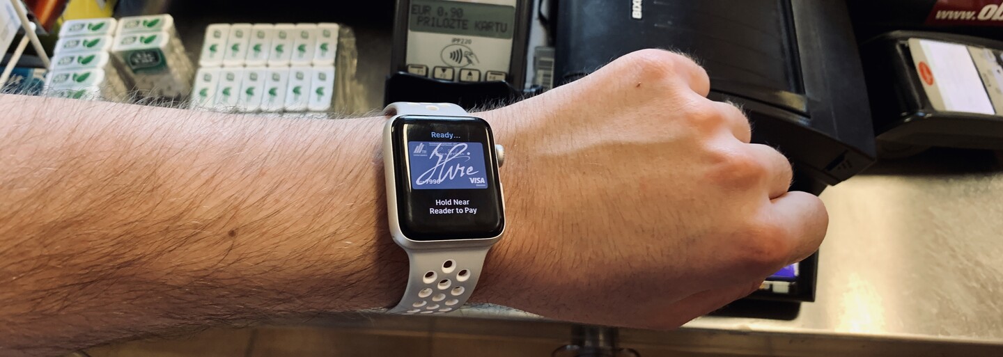 Vyskúšali sme Apple Pay. Ako reagovali predavačky, keď sme platili hodinkami a budú Slováci vôbec službu využívať?