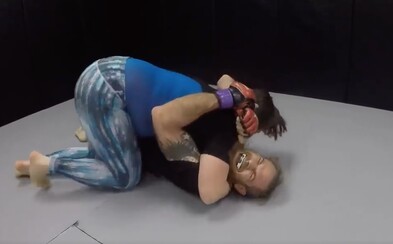 Vysmial sa ženám v MMA, že by porazil každú z nich. Namiesto toho dostal bitku od profesionálky, na ktorú ešte dlho nezabudne Vysmial sa ženám v MMA, že by porazil každú z nich. Namiesto toho dostal bitku od profesionálky, na ktorú ešte dlho nezabudne
