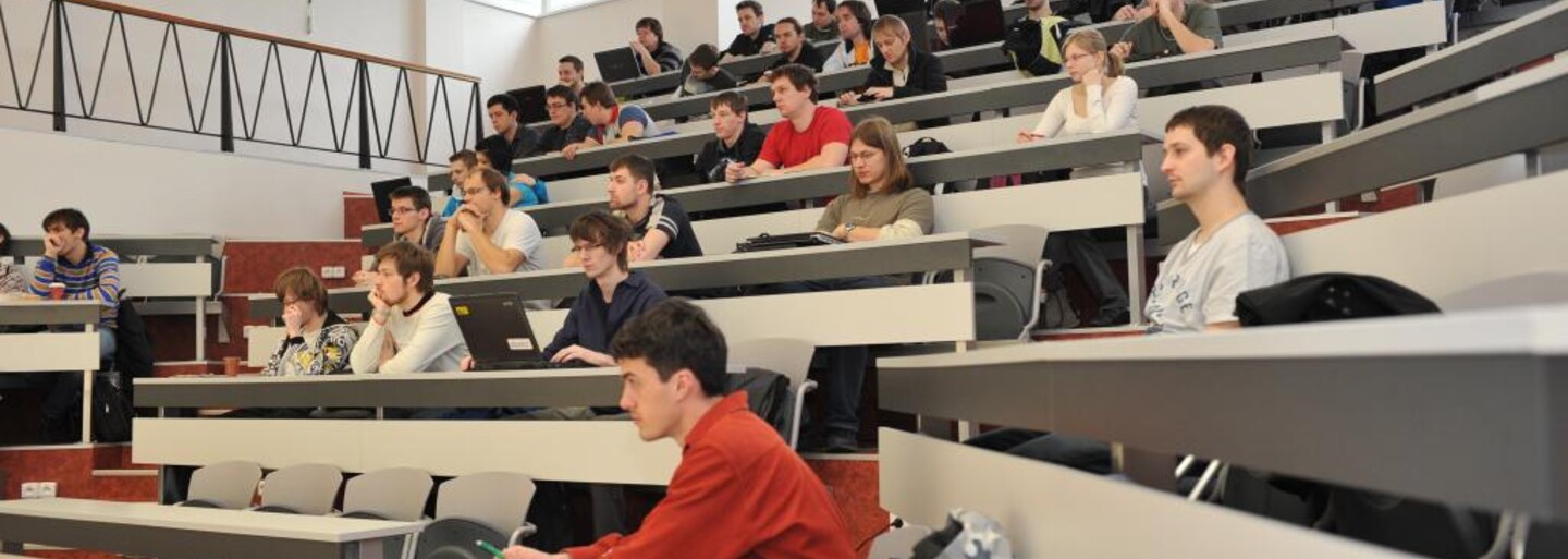 Vysokoškolský pedagog šířil konspirační teorie o válce na Ukrajině, teď nesmí ke studentům