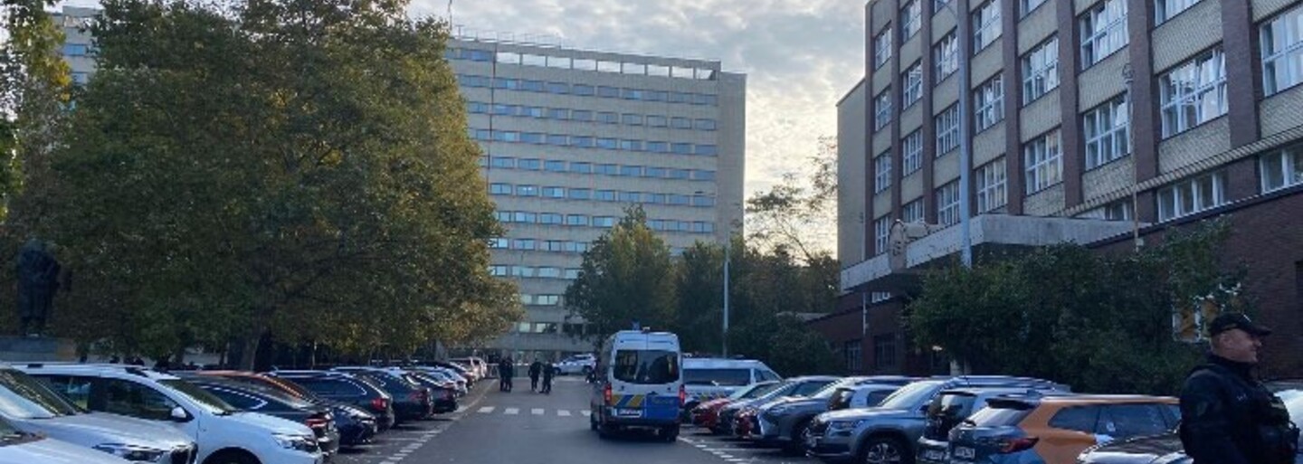 Vysokou školu ekonomickou v Praze opět kontrolovali policisté, nahlášení bomby se nepotvrdilo