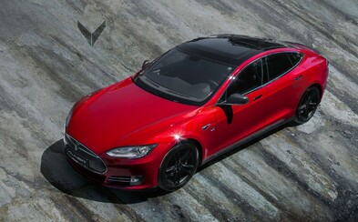 Vyšperkovaná Tesla Model S jako červeno-černá kombinace Alcantary a karbonu Vyšperkovaná Tesla Model S jako červeno-černá kombinace Alcantary a karbonu