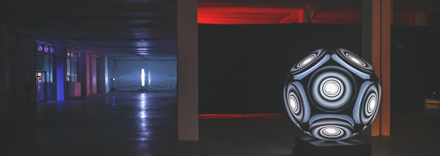 Výstava Resonance of light v Inchebe ti ukáže hypnotické diela, z ktorých nespustíš oči