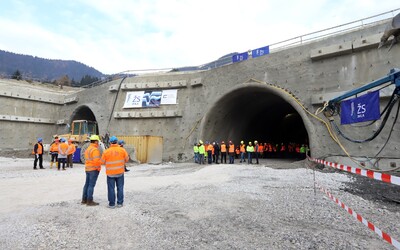 Výstavba diaľnice pri Ružomberku výrazne pokročila. Dôležitý diaľničný tunel pomaly dokončujú