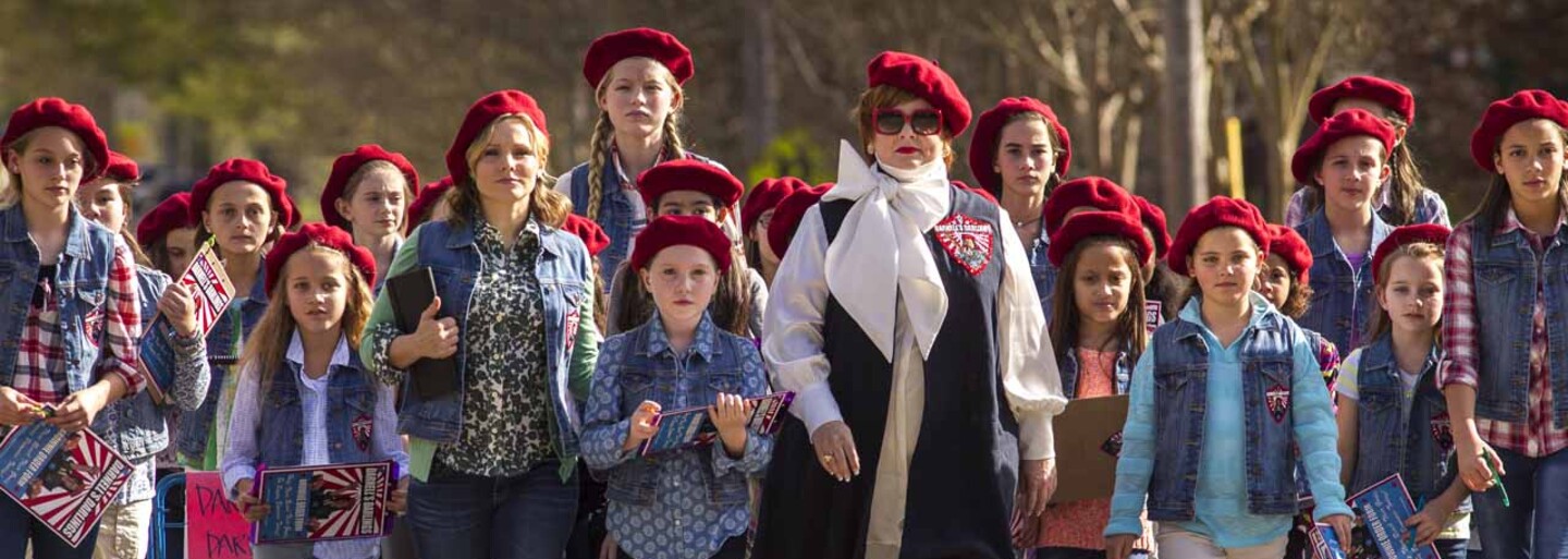 Výstredná milionárka Melissa McCarthy to hrá na srdiečka, ale nie každý jej uverí