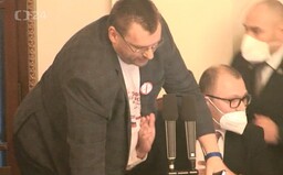 Výstup poslance Volného ve Sněmovně už řeší policie, podezírá ho z trestného činu výtržnictví