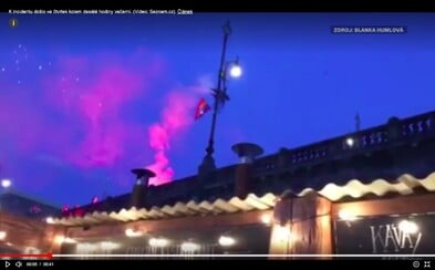 Výtržník v Praze zapálil duhovou vlajku a střílel pyrotechniku do lidí Výtržník v Praze zapálil duhovou vlajku a střílel pyrotechniku do lidí