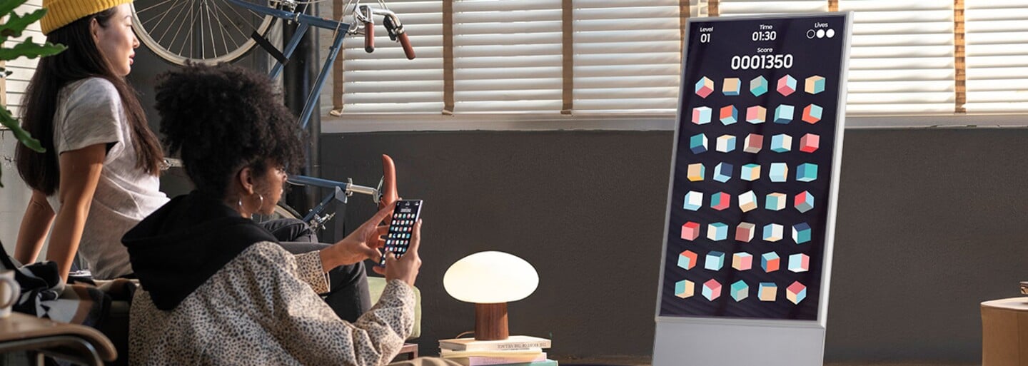 Vyzkoušeli jsme televizi, která se sama otáčí. S novinkou od Samsungu můžeš sledovat videa na výšku nebo projíždět sociální sítě